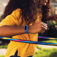 お子さま向けモデルのFitbitアクティビティトラッカー「Ace 3」。ご家族と一緒に健康習慣を身に付けられる。