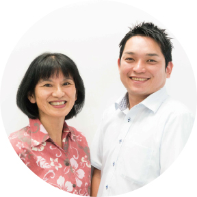 株式会社ドコモCS 九州 沖縄支店 法人営業部 饒波 直美(写真左)/沖縄ユアサ電池販売株式会社 法人営業コンサルタント 根間 保彦(写真右)