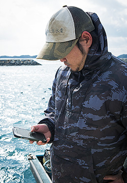 スマホの簡単な操作で、養殖場の海水温を確認