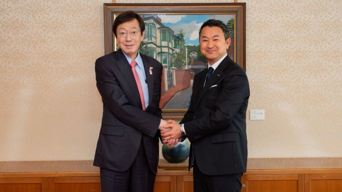 久元喜造神戸市長と前田社長による調印式の画像