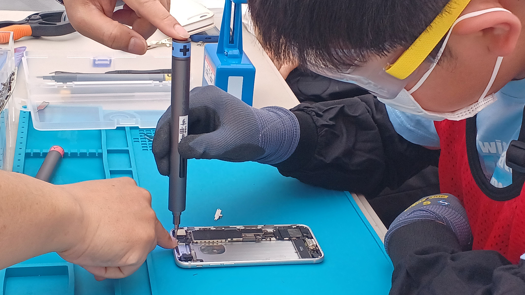 眠っているケータイを未来につなぐ― ドコモサステナスクールで携帯電話を分解体験!