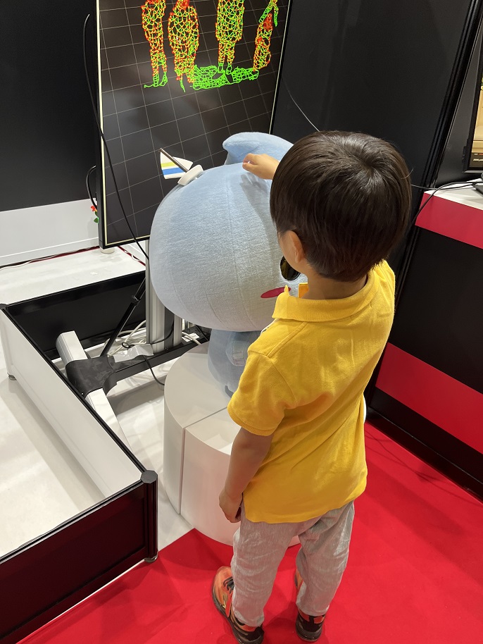 「スカリン」ロボットとお子さまの写真