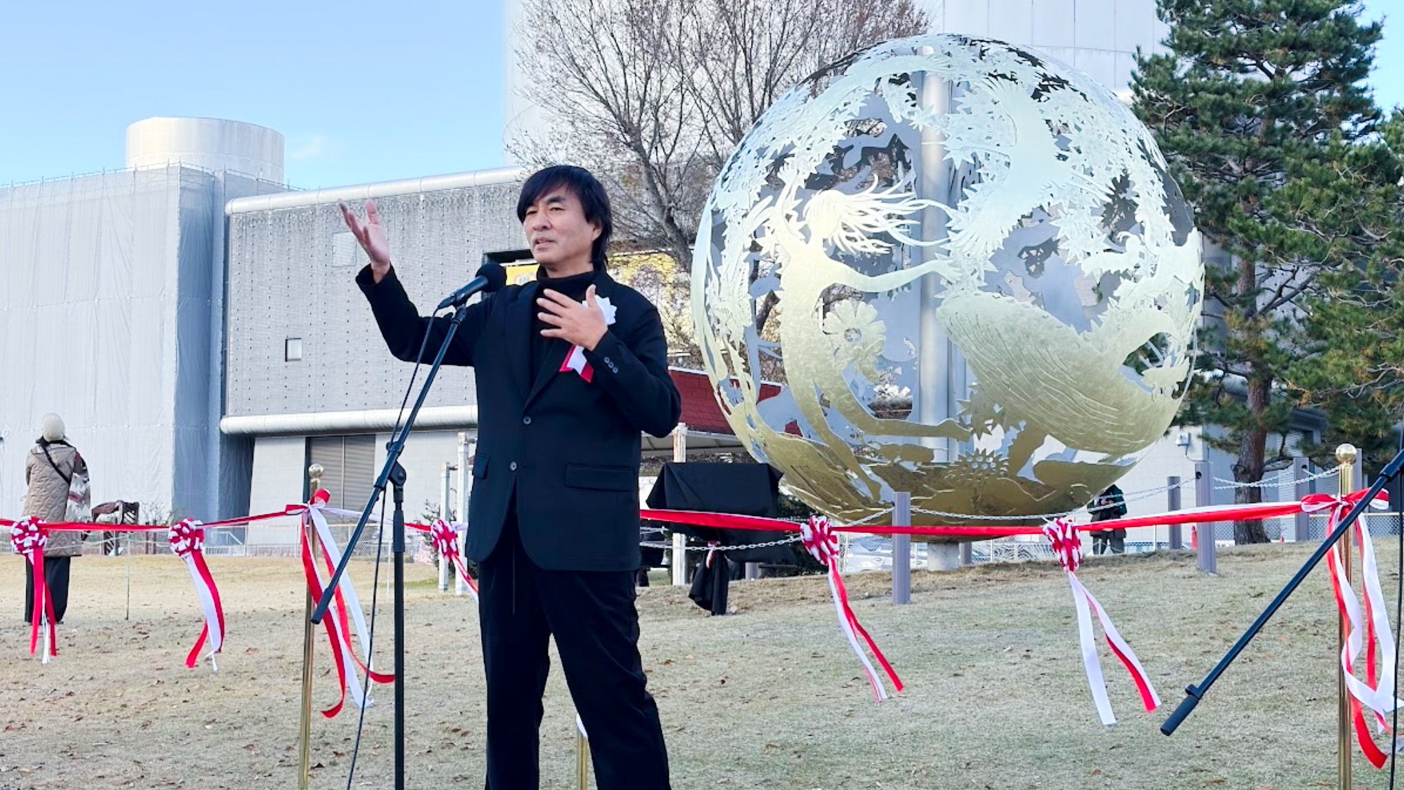 携帯電話がまばゆい芸術作品に。万博「いのち球」に込められたメッセージと今