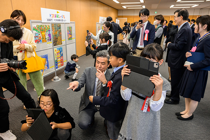 ARアート体験中の会場の様子