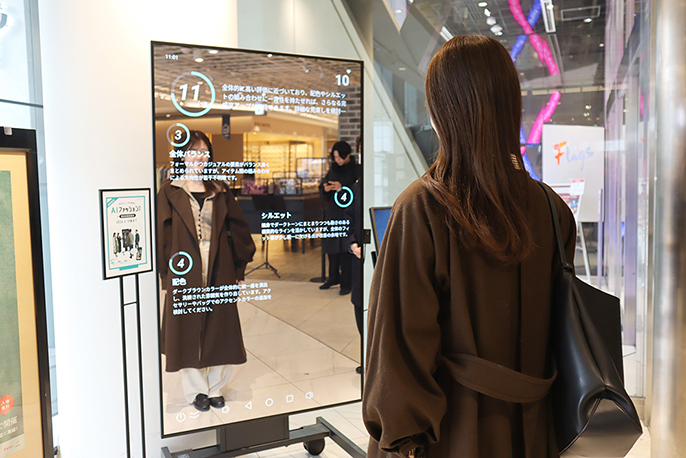 今日のコーディネートの点数がミラーに表示される様子