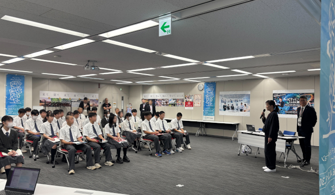ドコモのサービスを学ぶ生徒