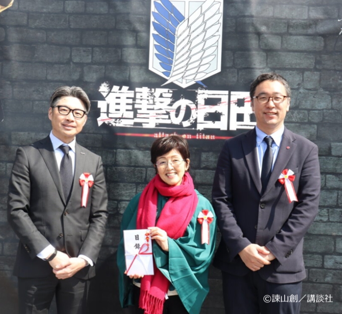 贈呈式模様 ドコモ 綿貫靖秀 大分支店長（左） 日田市 椋野美智子市長（中央） 進撃の日田まちおこし協議会 土橋泰輔会長（右）