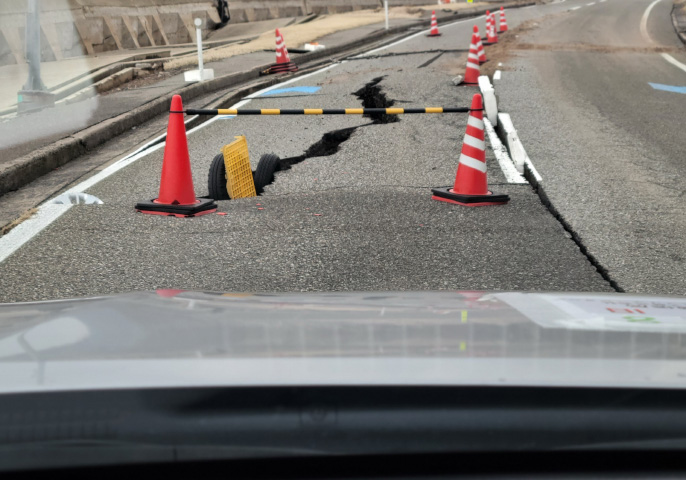 亀裂が入った道路