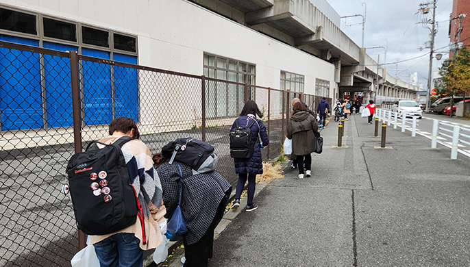 道端でゴミを拾う様子