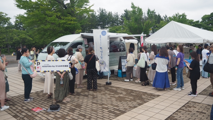 会場で人々が並んでいる様子