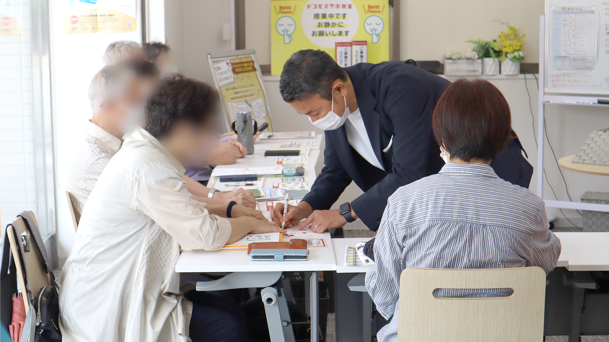 ドコモショップスマホ教室で来店スタンプを押す様子