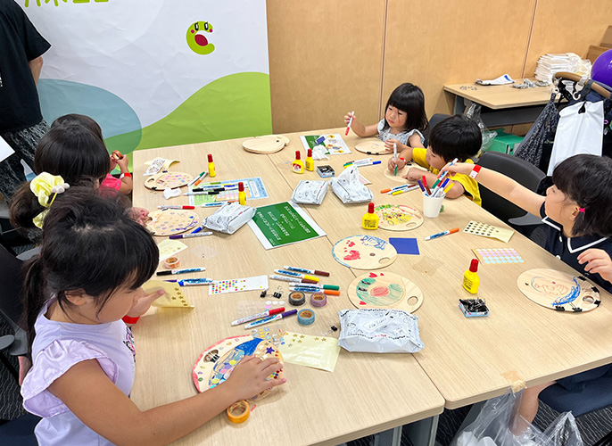 子どもたちがうちわを制作する様子①