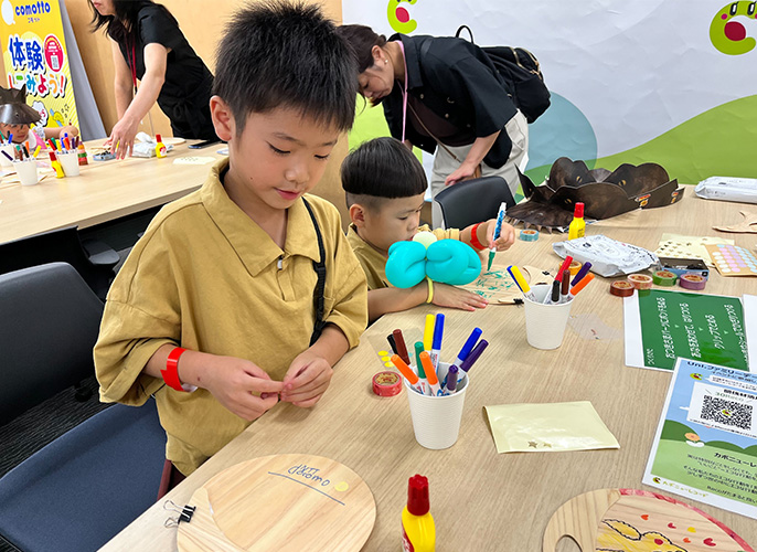 子どもたちがうちわを制作する様子②