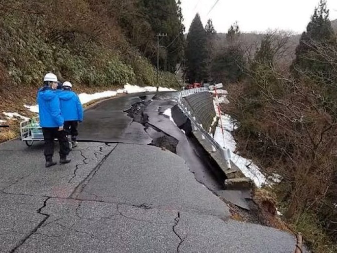 土砂崩れの状態を確認している様子