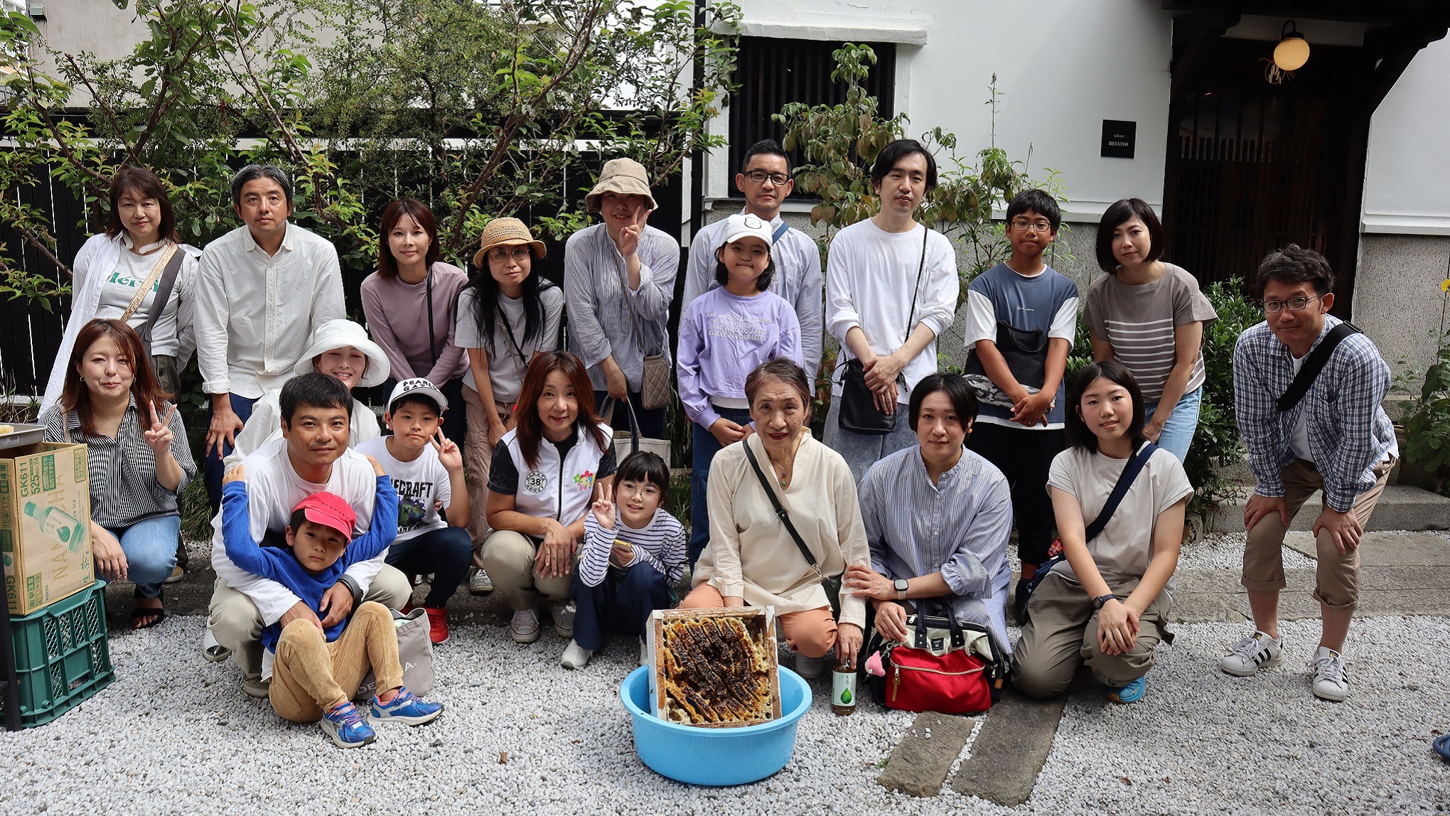 生物多様性についての勉強会に集まった人々の集合写真