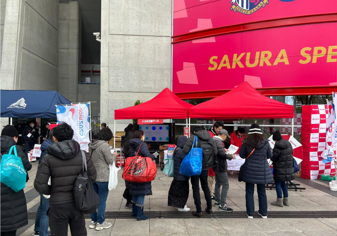 ドコモ×大阪・関西万博ブースにお客さまが集まる様子