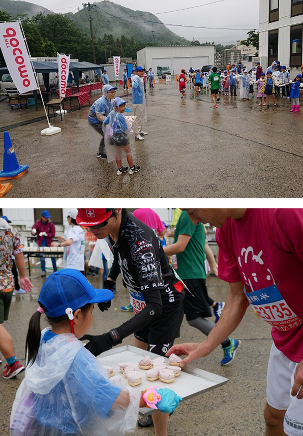 写真:小布施見にマラソン 給水所ボランティア(長野県)の様子