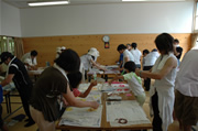 お楽しみプログラム(木の葉のスカーフ染め)
