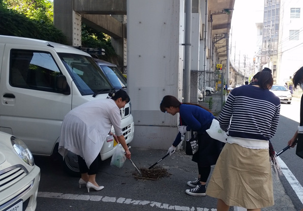 博多ビル周辺ボランティア清掃実施の写真