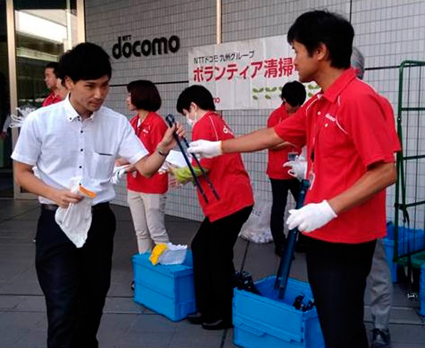 薬院駅ビル周辺ボランティア清掃実施の写真