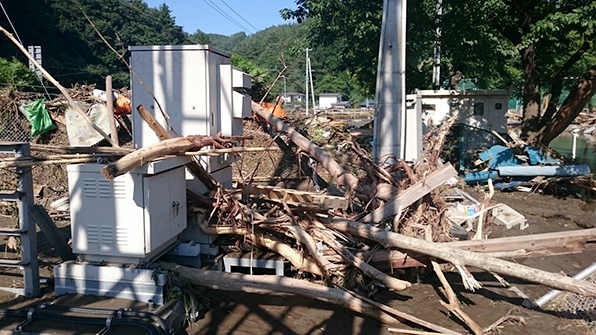 写真:瓦礫が散乱した基地局装置の周辺