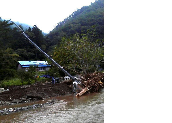写真:河川氾濫により傾いたコンクリート柱