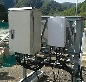 写真:小型電源装置と無線装置