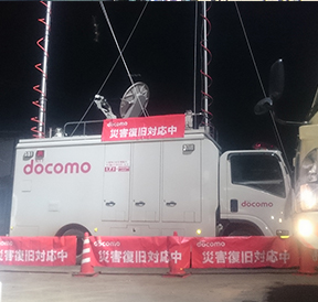 写真:衛星エントランス搭載移動基地局車