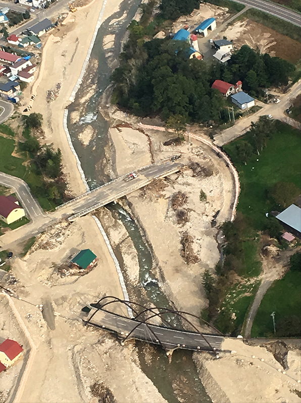 写真：土砂災害を受けた路盤と橋梁