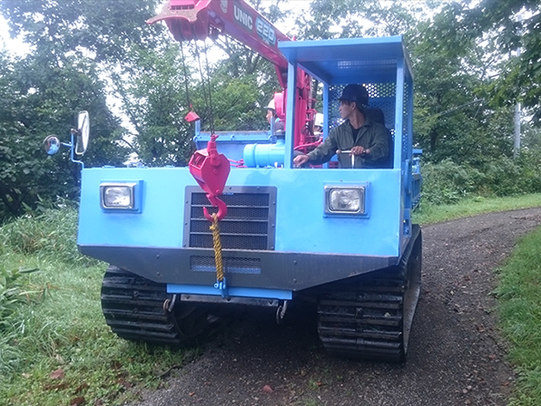 写真:クローラ車による機材運搬