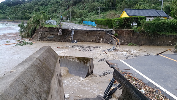写真:河川の増水により流された橋