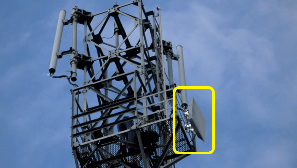 写真:周辺基地局向けアンテナ