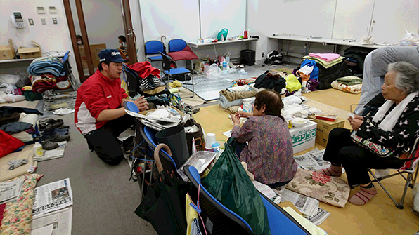 写真:避難所の巡回、御用聞きなどの実施