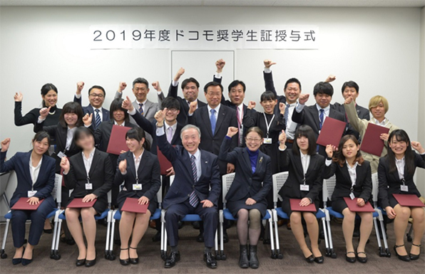 写真：奨学生証授与式の模様（2）