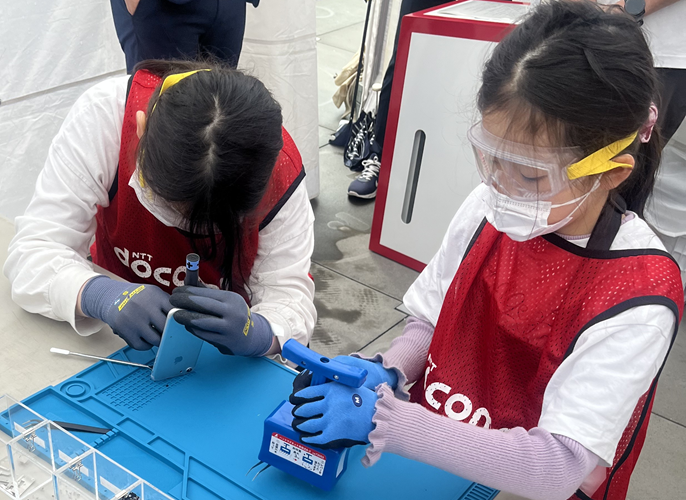 スマホ分解体験イベントの様子