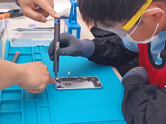 眠っているケータイを未来につなぐ― ドコモサステナスクールで携帯電話を分解体験！