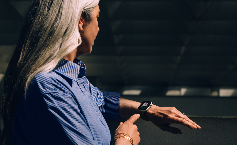 Apple Watch Series 11で高血圧に関するアラートを確認している人物
