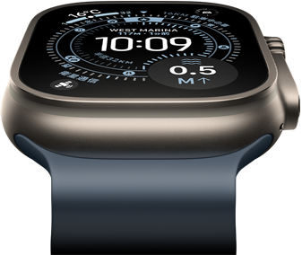 前方に傾いたApple Watch Ultra 3、ナチュラルチタニウムケース、オリエンテーリングの文字盤上のコンパス、アンカーブルーのオーシャンバンド