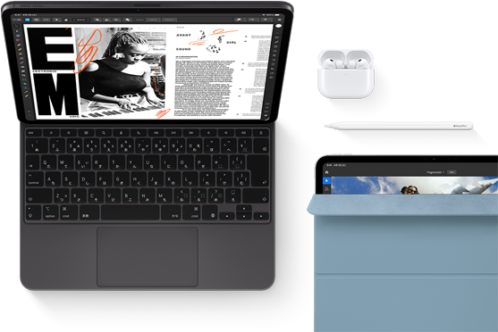 Magic Keyboardを取りつけたiPad Proの前面の外観、カラーはスペースブラック、丸みを帯びた四隅、ブラックのディスプレイベゼル、開いた状態、音楽を演奏している女性の写真と文章が表示された記事編集アプリがディスプレイに表示されている。ケースが開いた状態のAirPods 4、iPad ProにブルーのSmart Folioカバーが取りつけられ、Apple Pencil Proがデバイスの上に置かれている。カバーがわずかに開き、ディスプレイが見えている