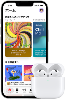 iPhone 17eの前面の外観。Apple Musicアプリのホーム画面が表示されている。隣には蓋の開いたMagSafe充電ケースに入ったAirPods Pro 3がある