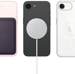 ソフトピンクのiPhone 17eの背面の外観。MagSafe対応ファインウーブンウォレットが取りつけられている。ブラックのiPhone 17eの背面の外観。MagSafe充電器が取りつけられている。ホワイトのiPhone 17eの背面の外観。MagSafe対応クリアケースが取りつけられている
