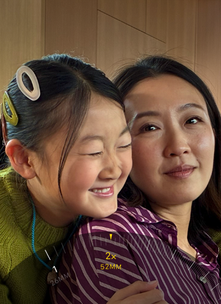 2倍望遠機能を使って、抱き合う2人の人物にズームインしている