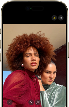 iPhone Air、前面の外観。上部付近の中央にDynamic Islandがある。写真のセンターフレーム機能を使用している様子