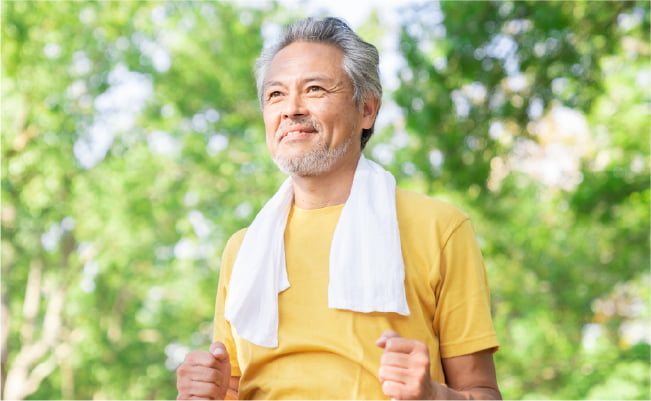 ウォーキングする男性