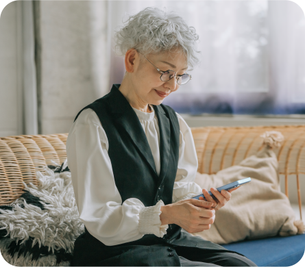 スマートフォンを操作する女性