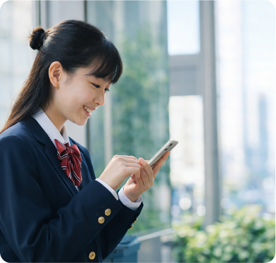 スマートフォンを操作する学生
