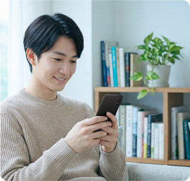 スマートフォンを操作する男性