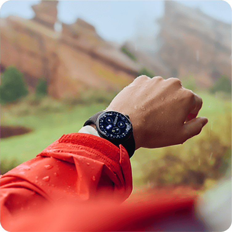 Google Pixel Watch 4を装着した腕が、雨に濡れている様子