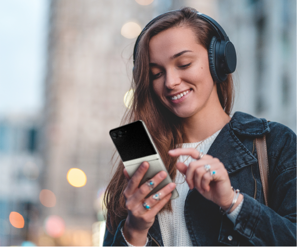 使用イメージ:プレイリストスタジオで音楽を楽しむ女性