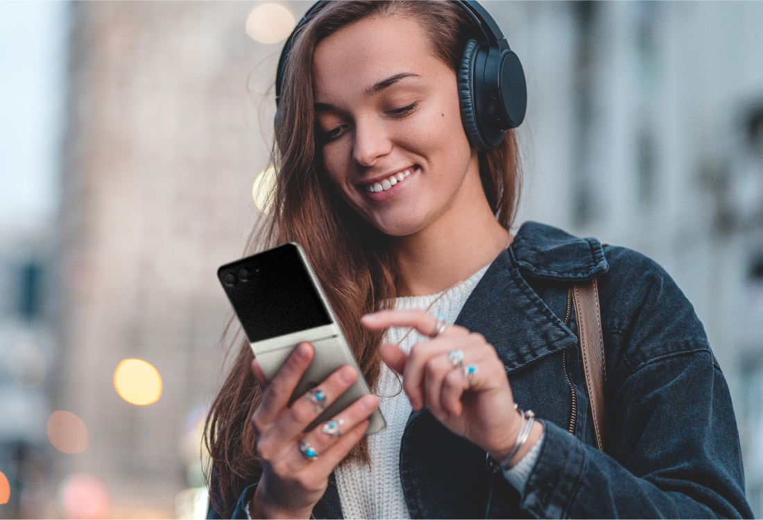 使用イメージ:プレイリストスタジオで音楽を楽しむ女性